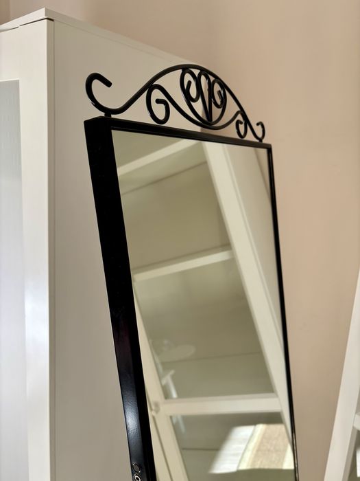 Lustro Karmsund, stojące w czarnej metalowej ramie – styl vintage