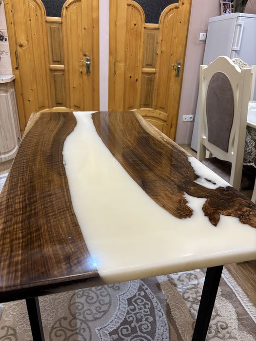 Стіл з горіха і епоксидної смоли