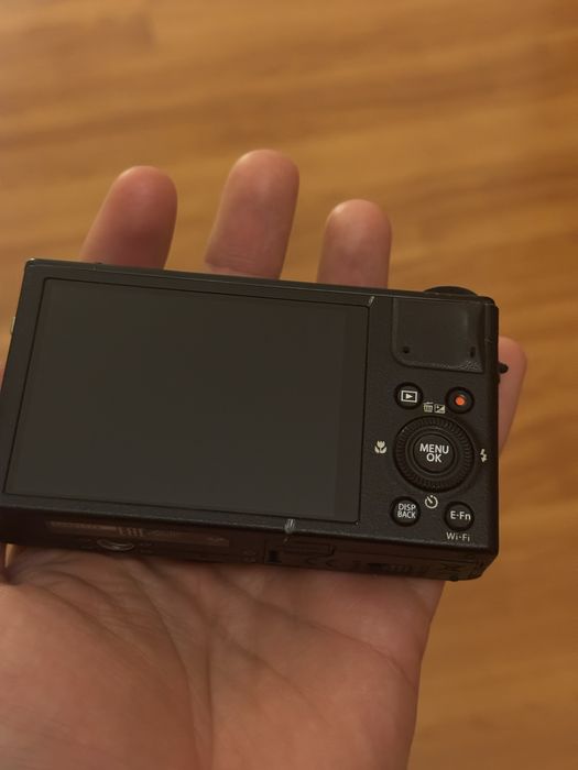Fujifilm XQ2 com bateria e cabo de alimentacao
