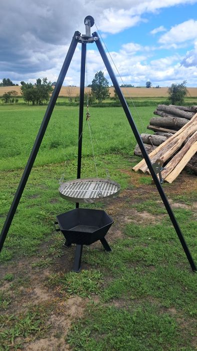 Trójnóg ogrodowy grill.