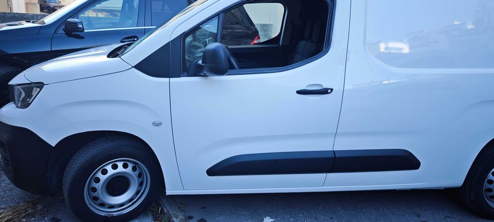 Carrinha Peugeot Partner como nova, pouco  usada,semi nova, longa, caixa estufada