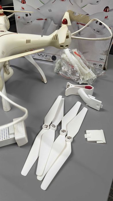 Drone Syma x8sw com varias peças extras e 2 baterias