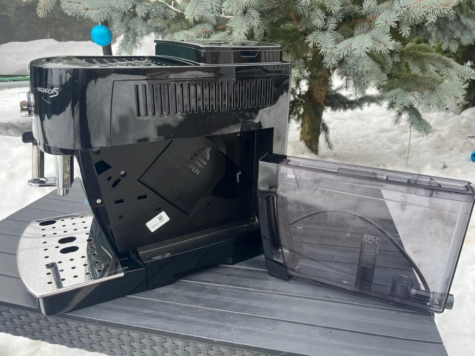 Кавоварка Delonghi Magnifica S  2024 рік 11 місяць гарантія