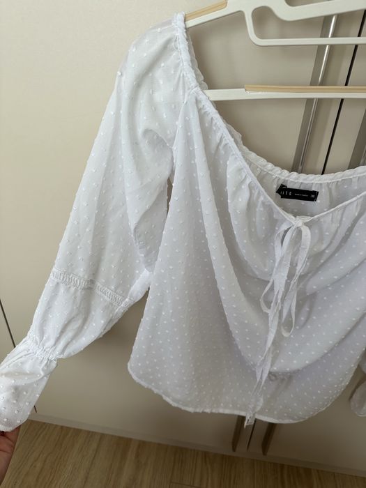 Біла блуза зі спущеним плечем