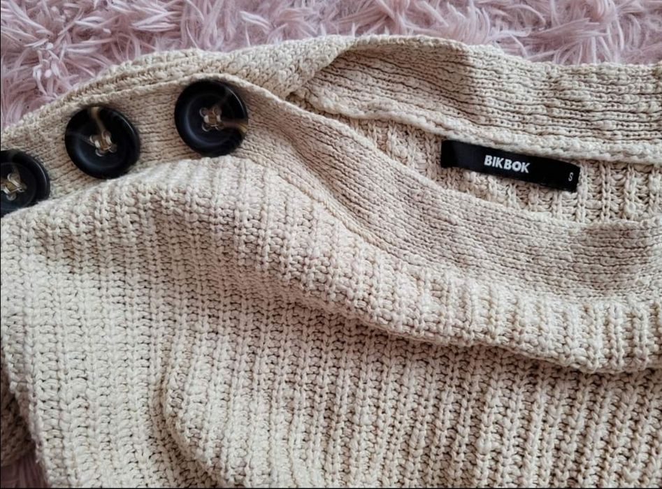 Beżowy sweter krótki