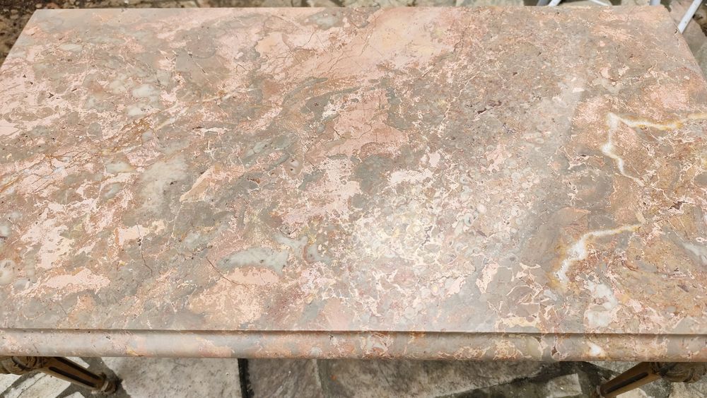 Mesa antiga em dourado e pedra rosa