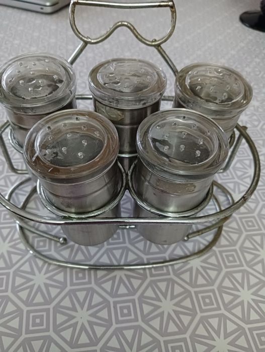 Conjunto de porta condimentos

- 5 peças.
- Suporte fixo.