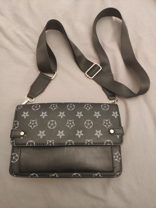 Czarna torebka na pasku.