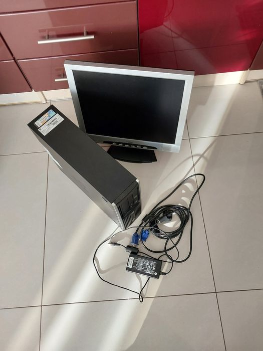 Komputer HP  z monitorem.