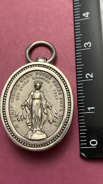 Maravilhoso relicário antigo medalha/pendente em prata contrastada