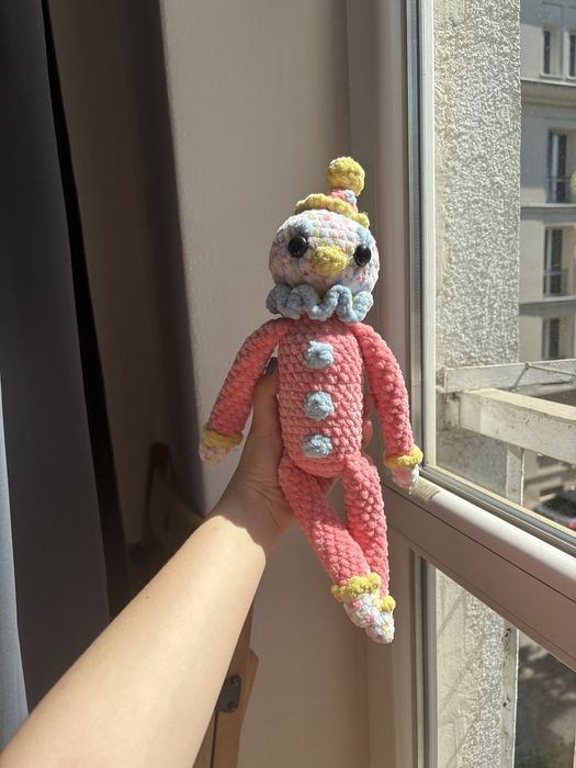 Szydełkowany pluszowy różowo-niebiesko-żółty klaun