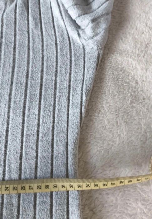 Szara prążkowana sukienka maxi z golfem