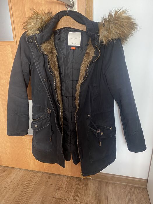 Granatowa parka zimowa Bershka