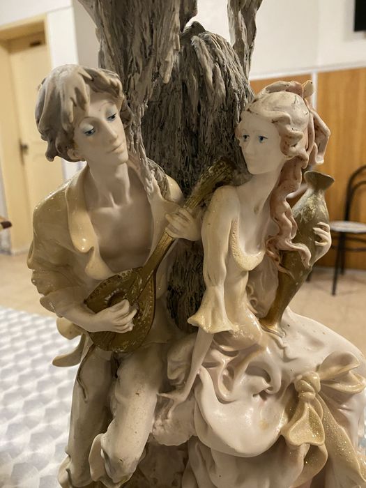 Estatueta de marfinite da marca Tulipa Branca, com cerca de 35 cm de altura