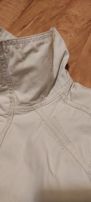 Lekka taliowana kurtka Diesel na wiosnę.