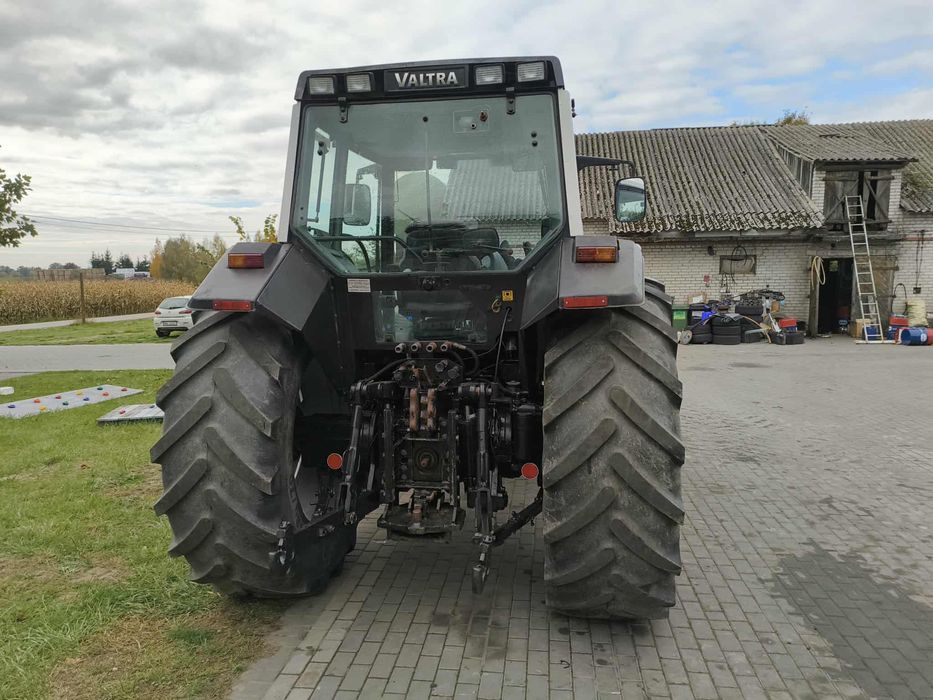 Ciągnik rolniczy Valtra 8050