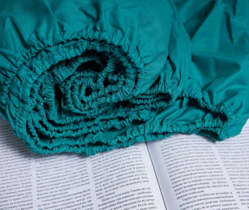 Комплект простынь на резинке  90×200 и наволочка 50×70 микросатин