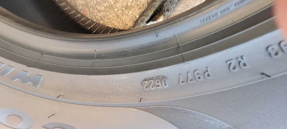 235 / 65  R 17    Pirelli  / Zima