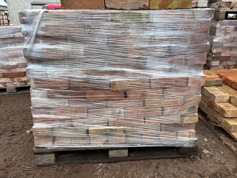 Cegła rozbiórkowa, czysta, twarda. Idealnie nadaje się do murowania.