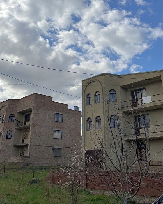 Продаж 2 будинків в місті Рівне, з великою земельною ділянкою. 900м2 в районні Тинного, 20 соток землі.