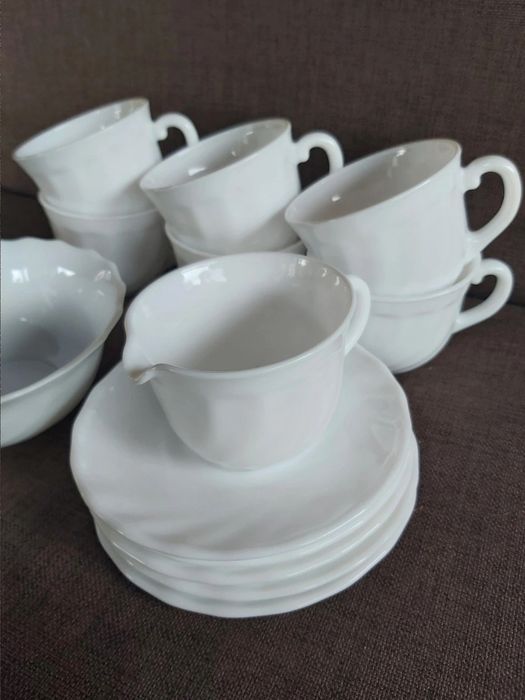 Zestaw filiżanek spodków miseczki sosjerki Arcopal France.