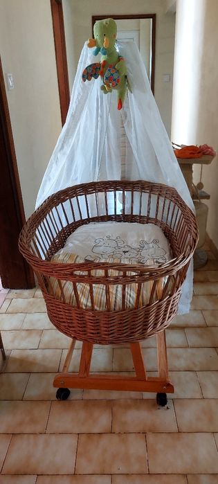 Berço de bebé com rodinhas