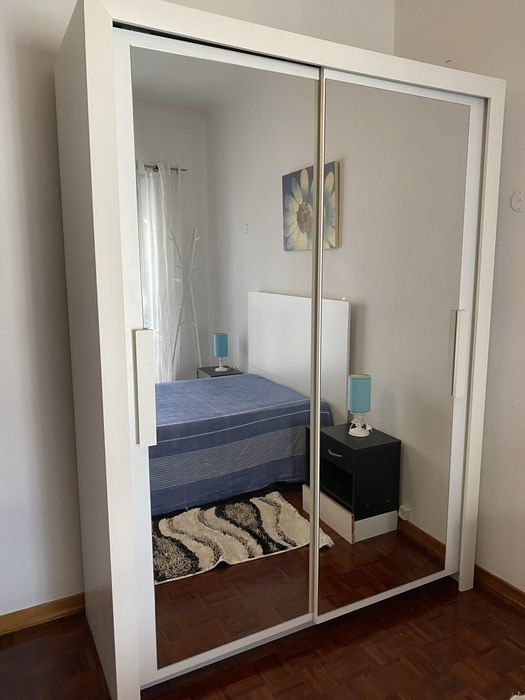 Alugo quarto parede