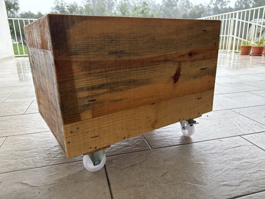 Cesto de lenha com rodas