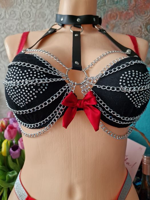 Seksowna skórzana uprzęż damska z łańcuszkami