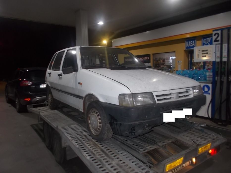 Fiat Uno,biały,5 drzwi,przeznaczony na części