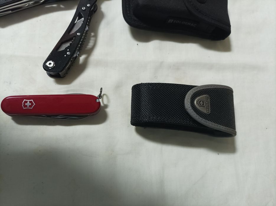 Bússola, alicate de pesca e canivete Victorinox