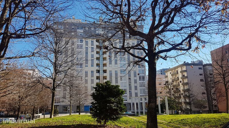 T2 com lugar de estacionamento na Praça do Bocage