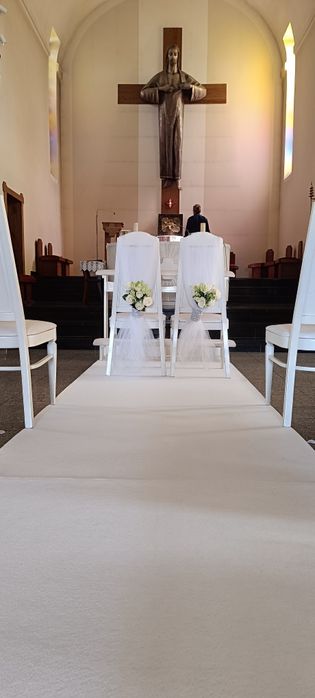 Dekoracje ślubne, dekoracja kościoła, biały dywan, klęcznik, krzesła,