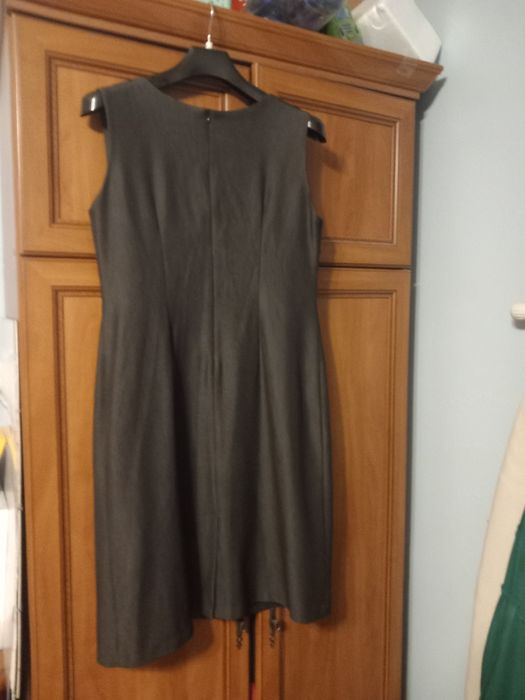 Biurowa sukienka czarna z brożka