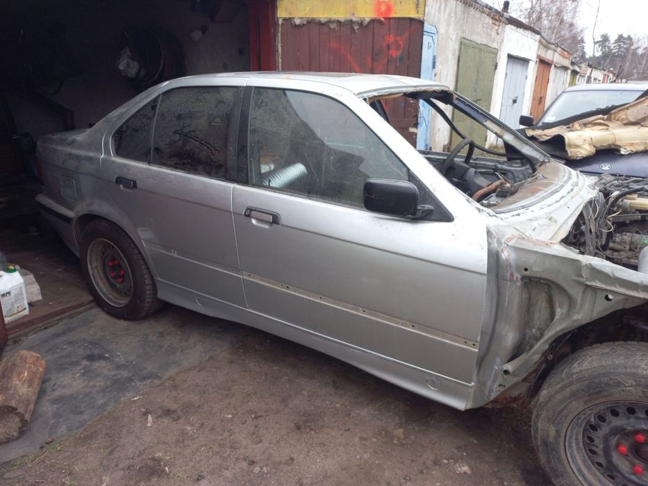 Продам bmw е36 після ДТП. Під відновлення або на розбір.