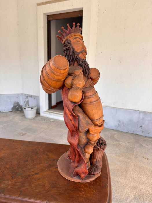 Escultura grande terracota figura coroada barris uvas Baco vinho adega