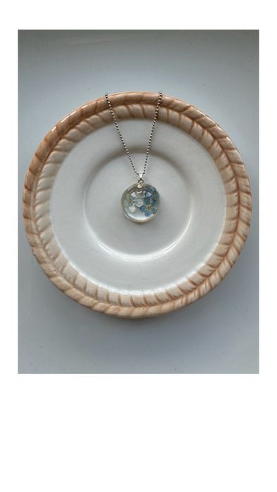 Zawieszka „ne m’ounliez pas” biżuteria handmade żywica srebro