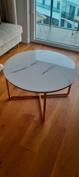 Stolik kawowy a la marmur złoty