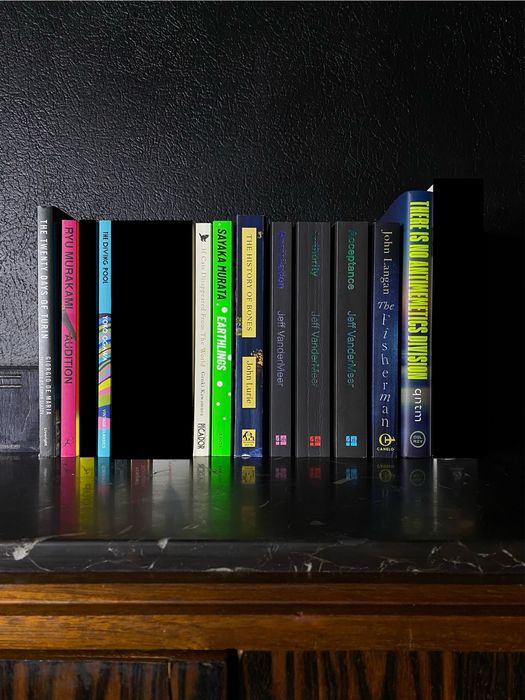 книги англійською та українською