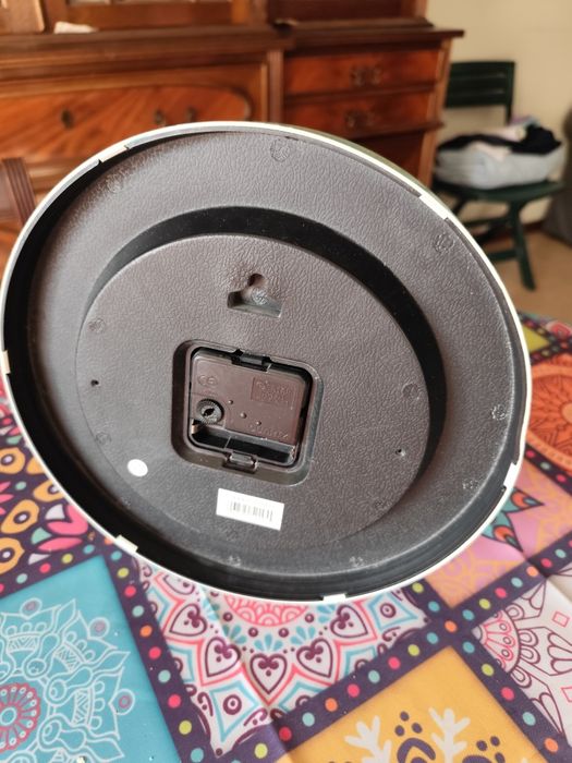 Relógio de parede bem conservado.