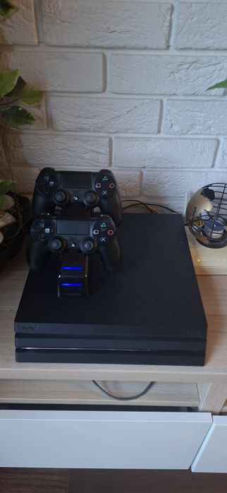 Ps4 pro 2tb CUH-7216b 2 pady ładowarka energizer na dwa pady wysyłka darmowa