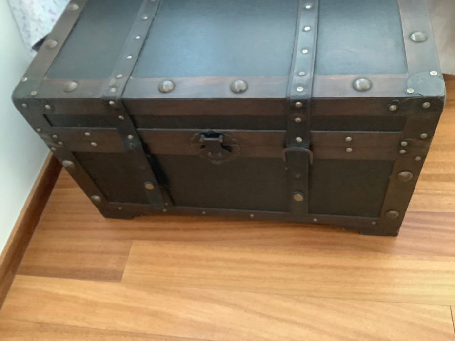 Baú em madeira , com fechos em pele