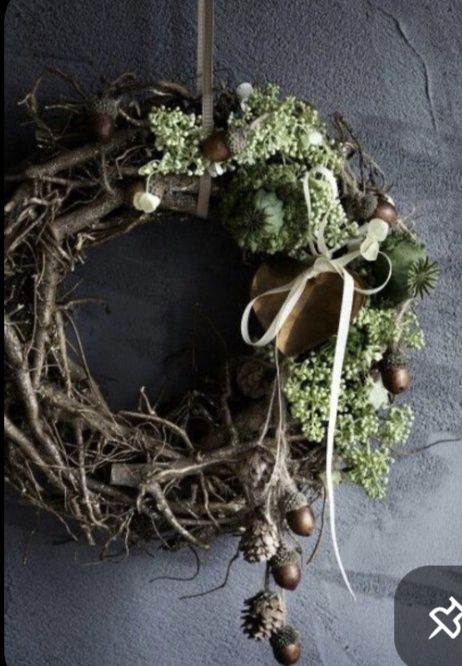 Naturalny wianek zimowy z sercem i zielonymi makówkami