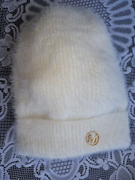 Biała czapka zimowa