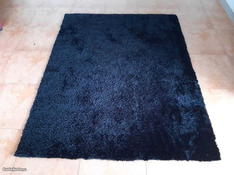 Carpetes duas pretas, duas Lilás, são de pelo e têm brilhantes, novas