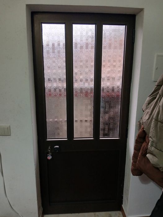 Porta de entrada em alumínio castanho