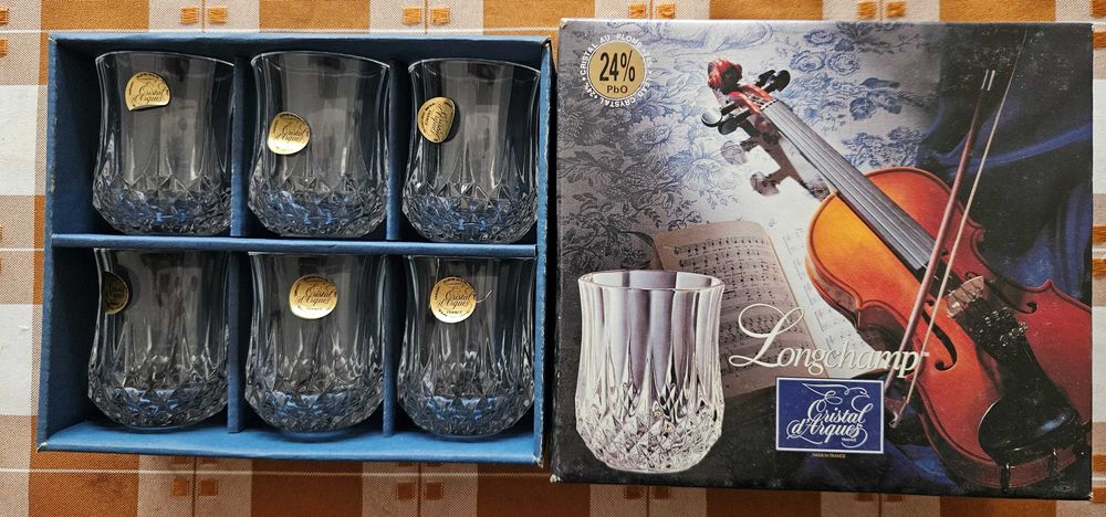 Vendem-se copos e garrafa de cristal - nunca usados