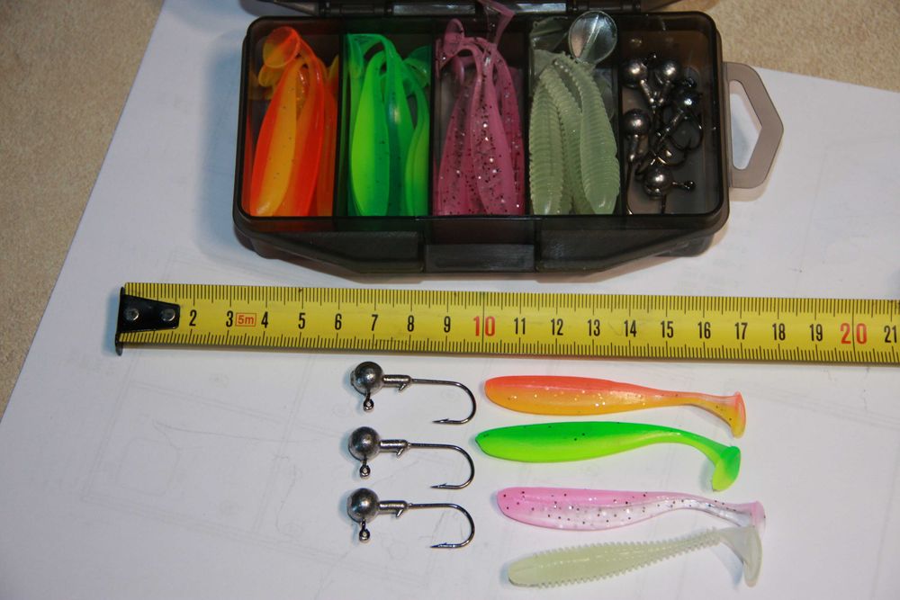 Силиконовых приманки в коробке