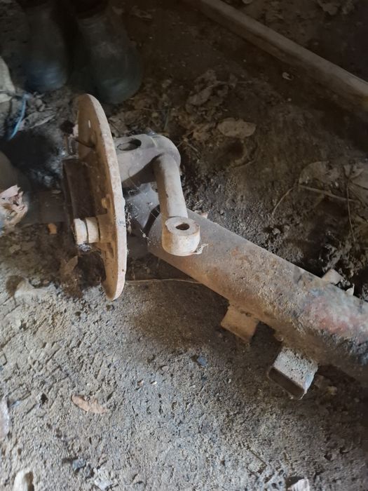 Продам передню вісь до прицепа ПТС 2,4 у зборі звертатись за номером телефона можливий невеликий торг