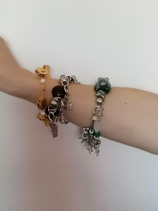 Pulseiras diversas - dourada, verde e castanha